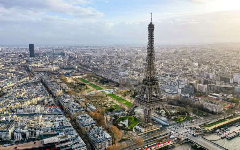 how large paris is