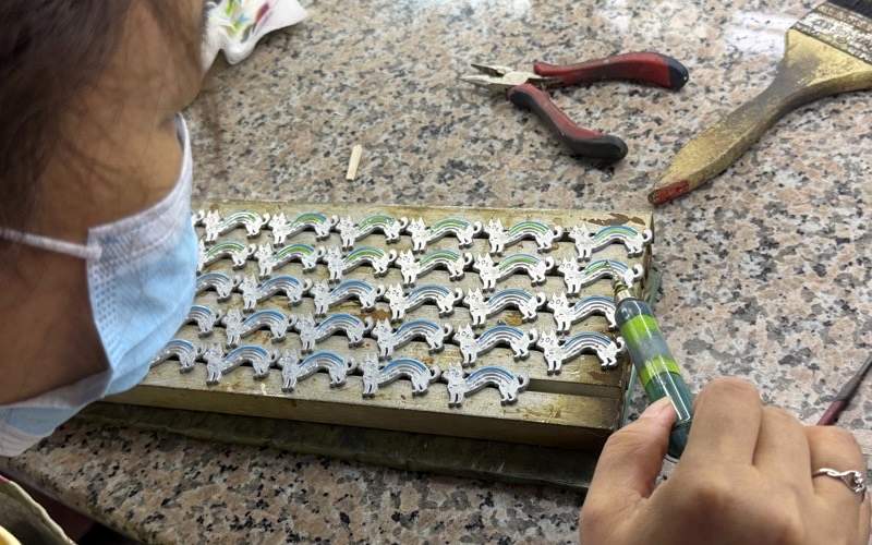 use color and metal contrast to make the design clear