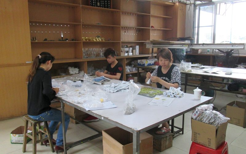 inspect and pack the finished medals